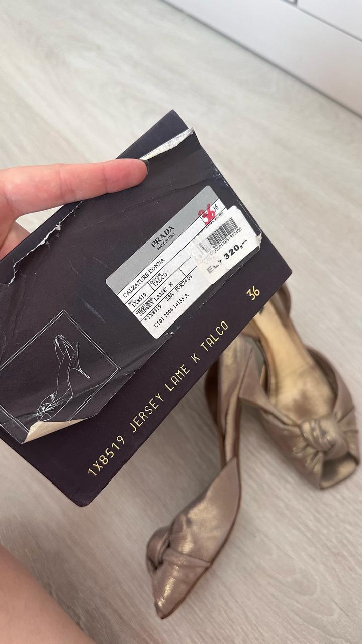 Золотые босоножки Prada