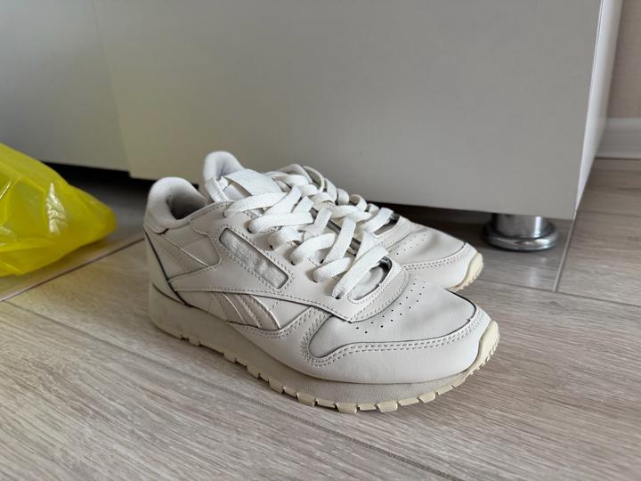 Бежевые кроссовки Reebok