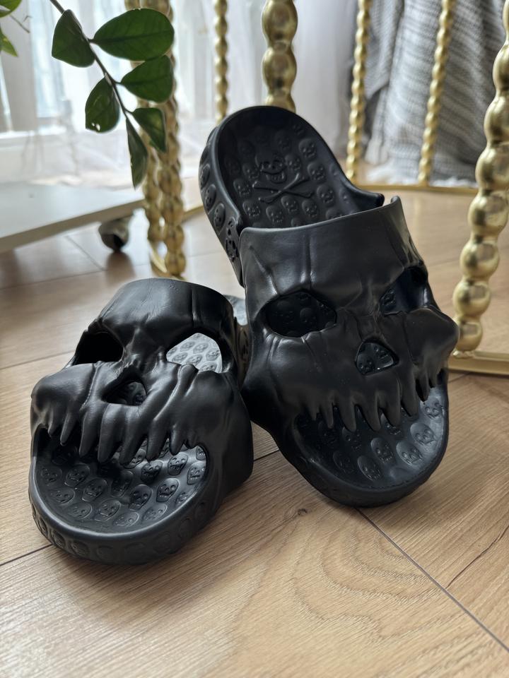 стильные черные шлепанцы