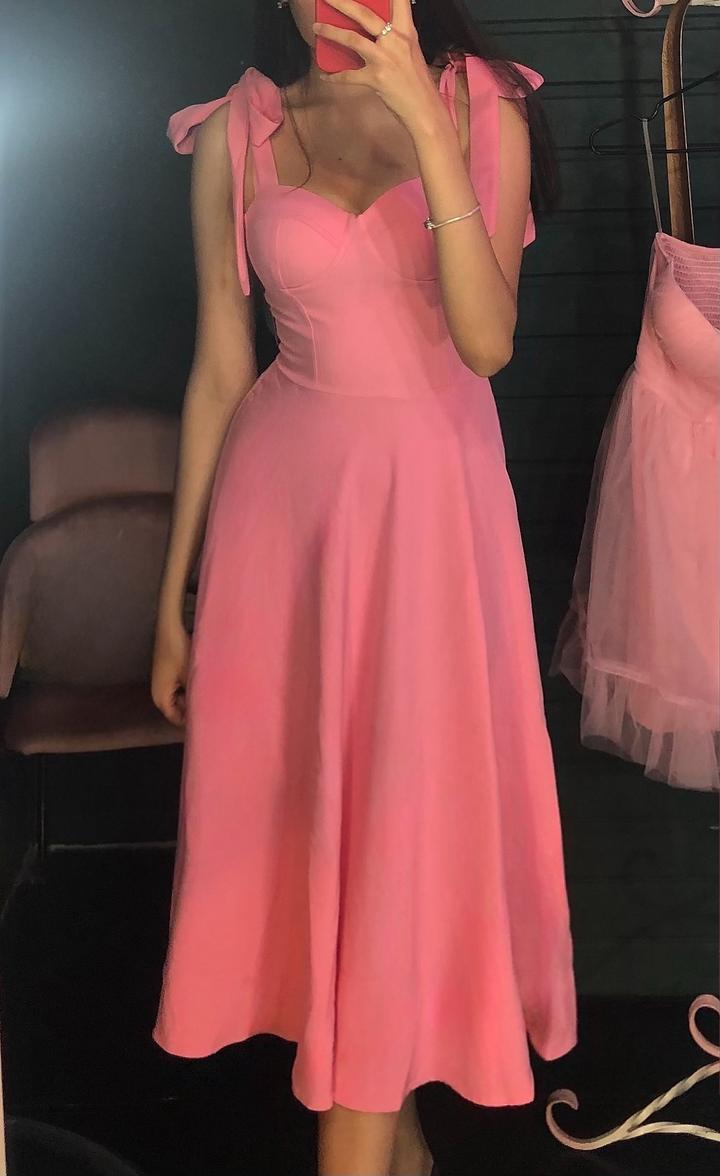 розовое платье