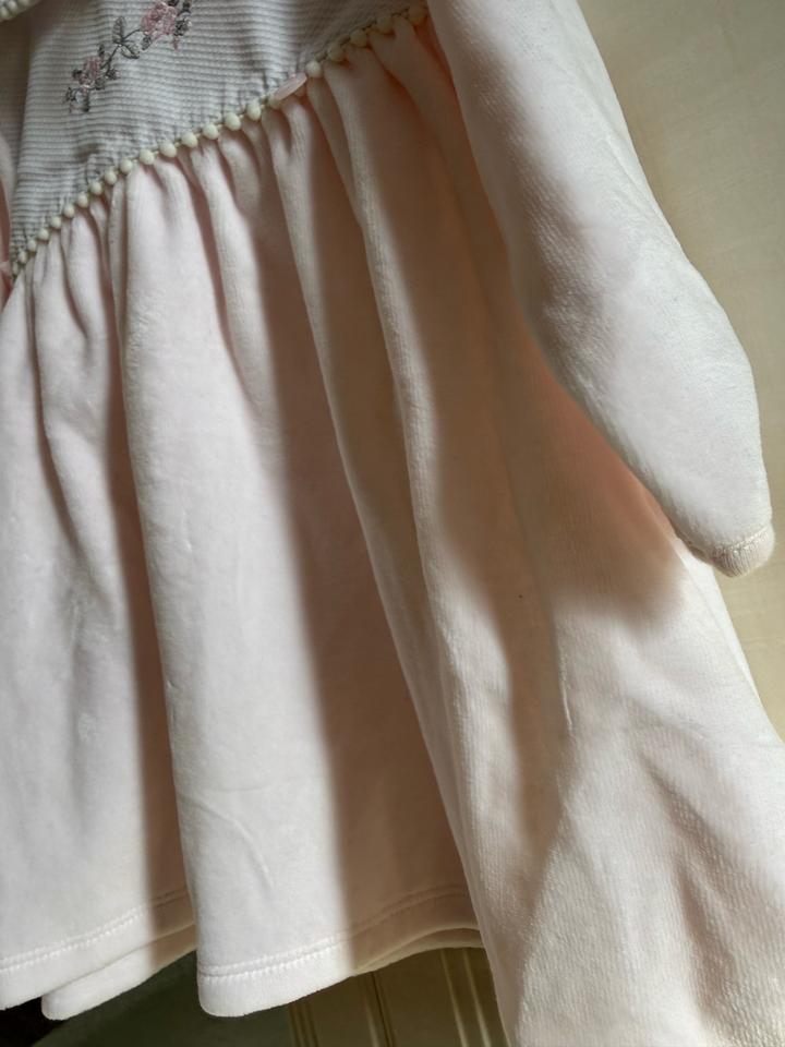 детское платье светло-розового цвета с вышивкой цветов и помпонами от бренда Coc