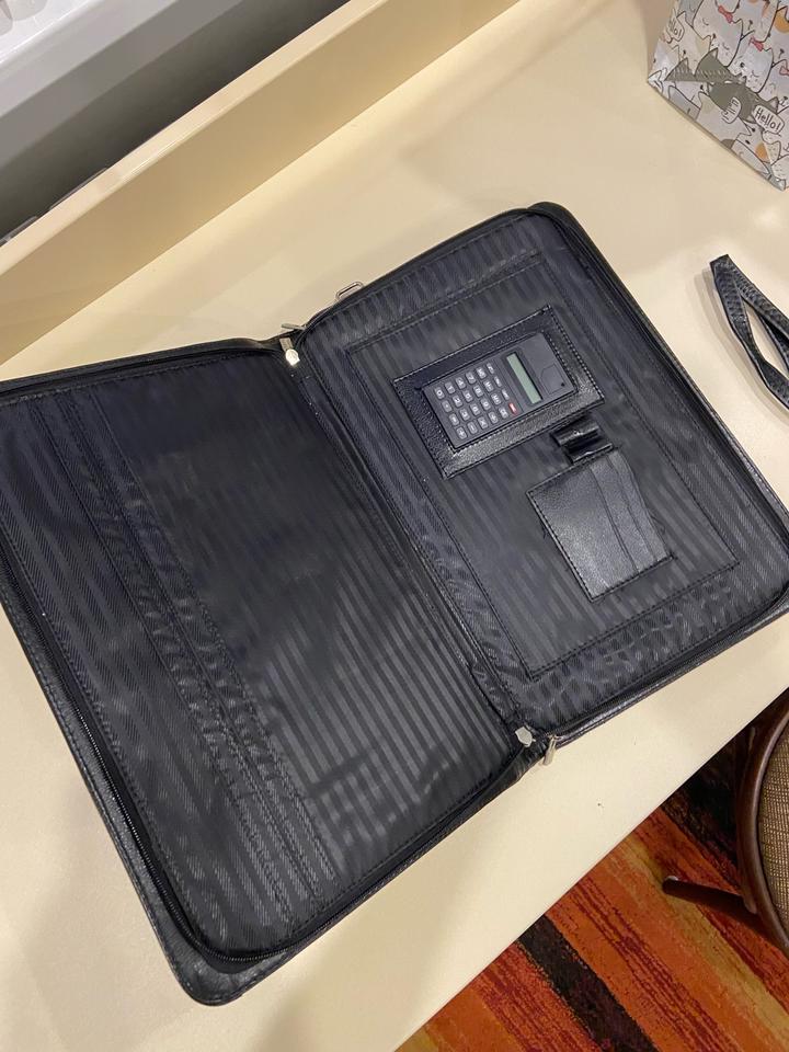 Папка для документов с двумя основными отделениями.