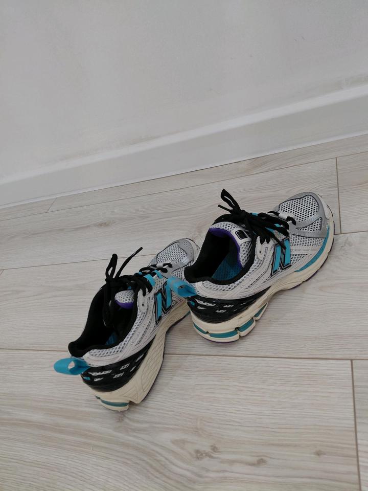 Кроссовки женские