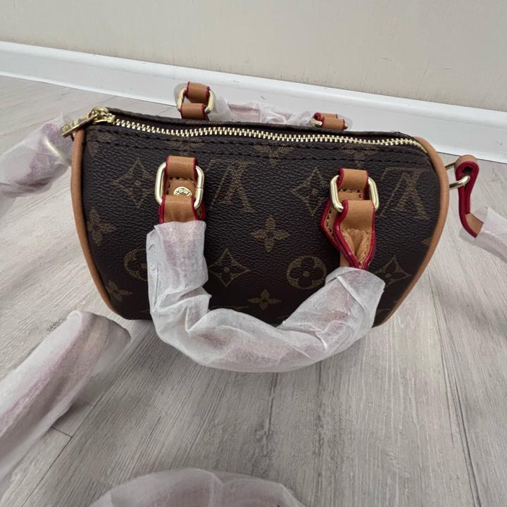 Маленькая коричневая сумка-бочонок Louis Vuitton