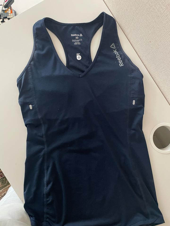 Стильный спортивный топ Reebok