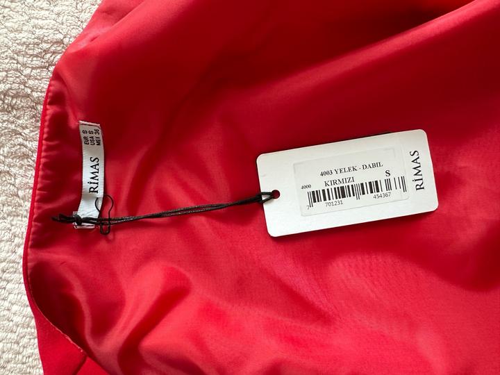 Продам красную жилетку