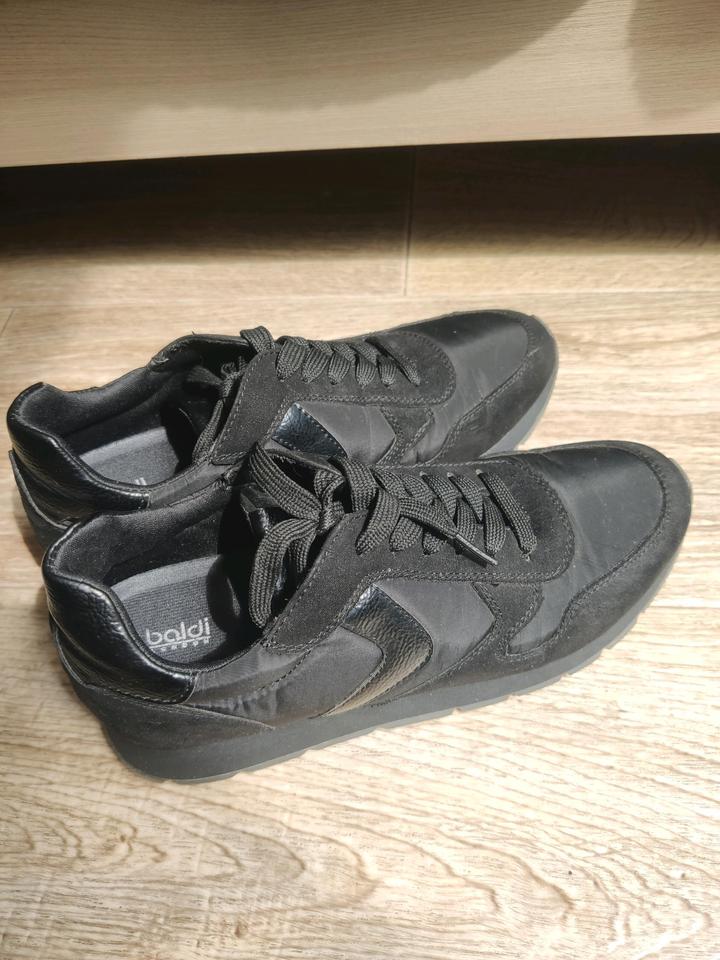 Кроссовки на скрытой платформе