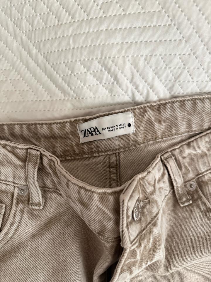 Светло-бежевые джинсы ZARA