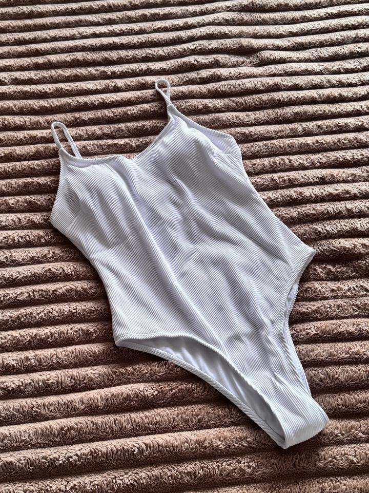 Белый купальник