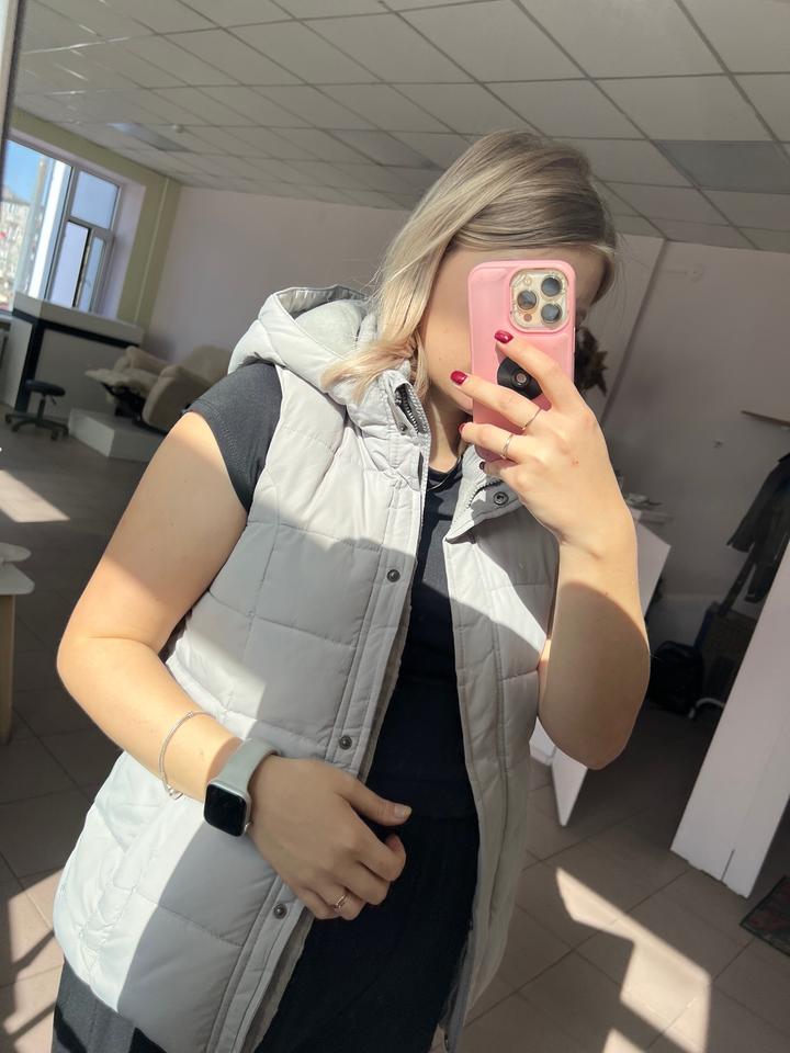 Серая жилетка