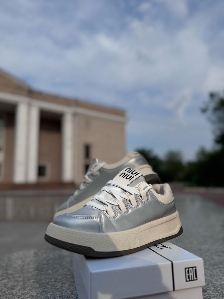 Женские кроссовки