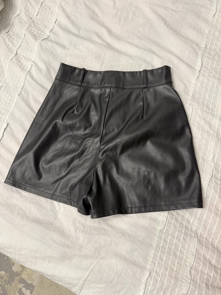 Кожаные шорты