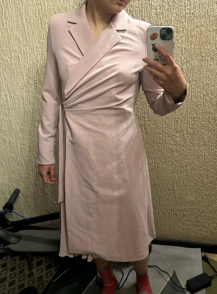 Розовое платье с запахом