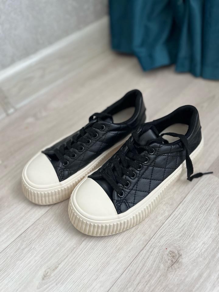 Женские кроссовки