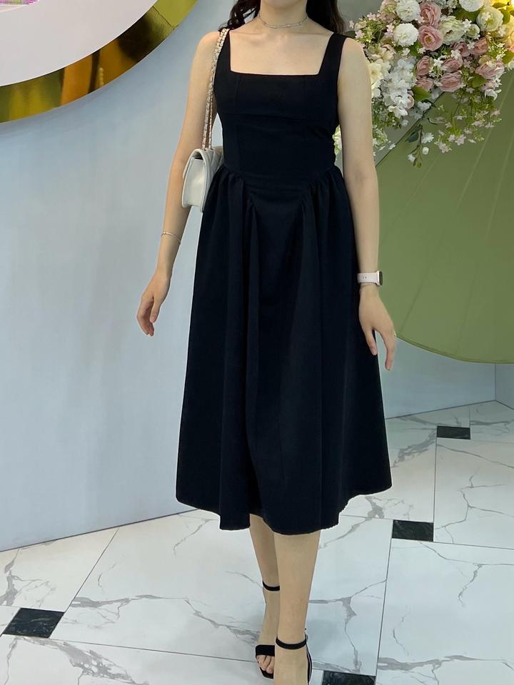 черное платье с открытой спиной