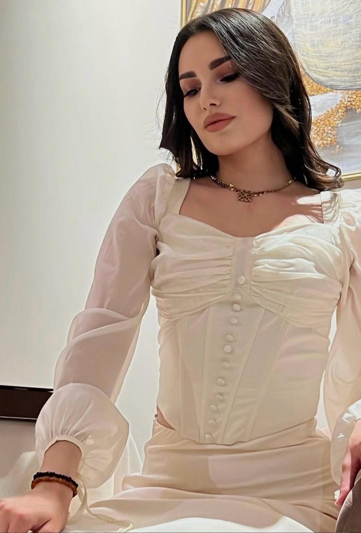 Эффектный корсетный топ и трендовая юбка