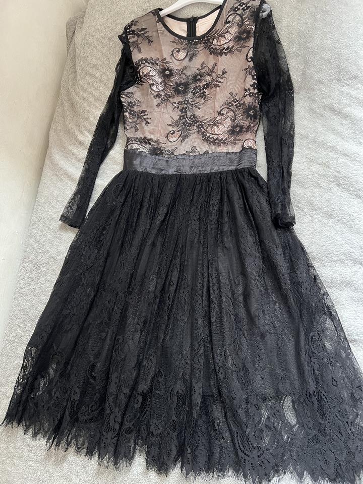 платье кружевное.