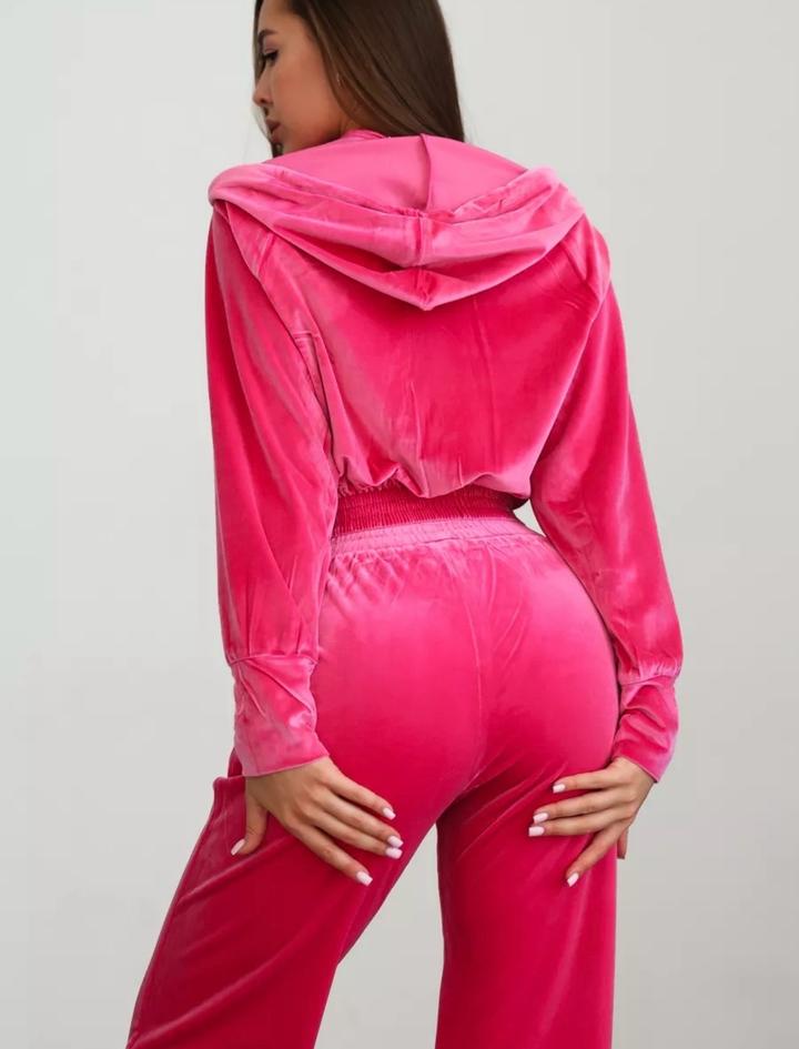 Розовый спортивный костюм