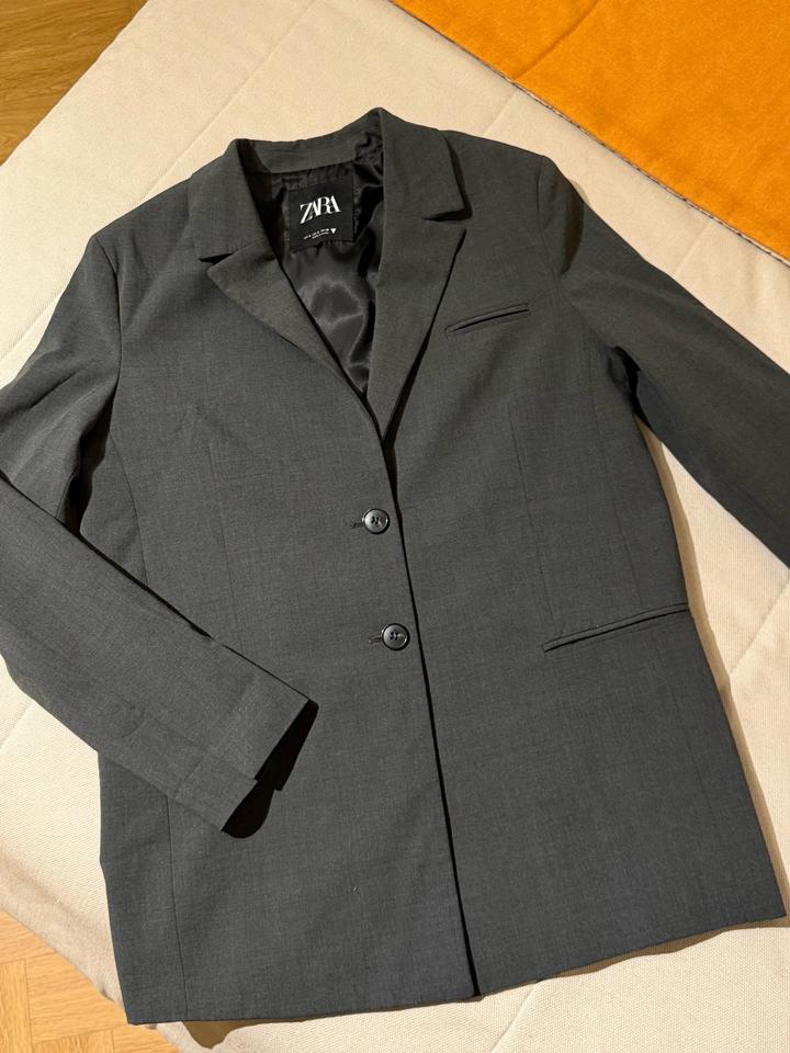 серый пиджак zara