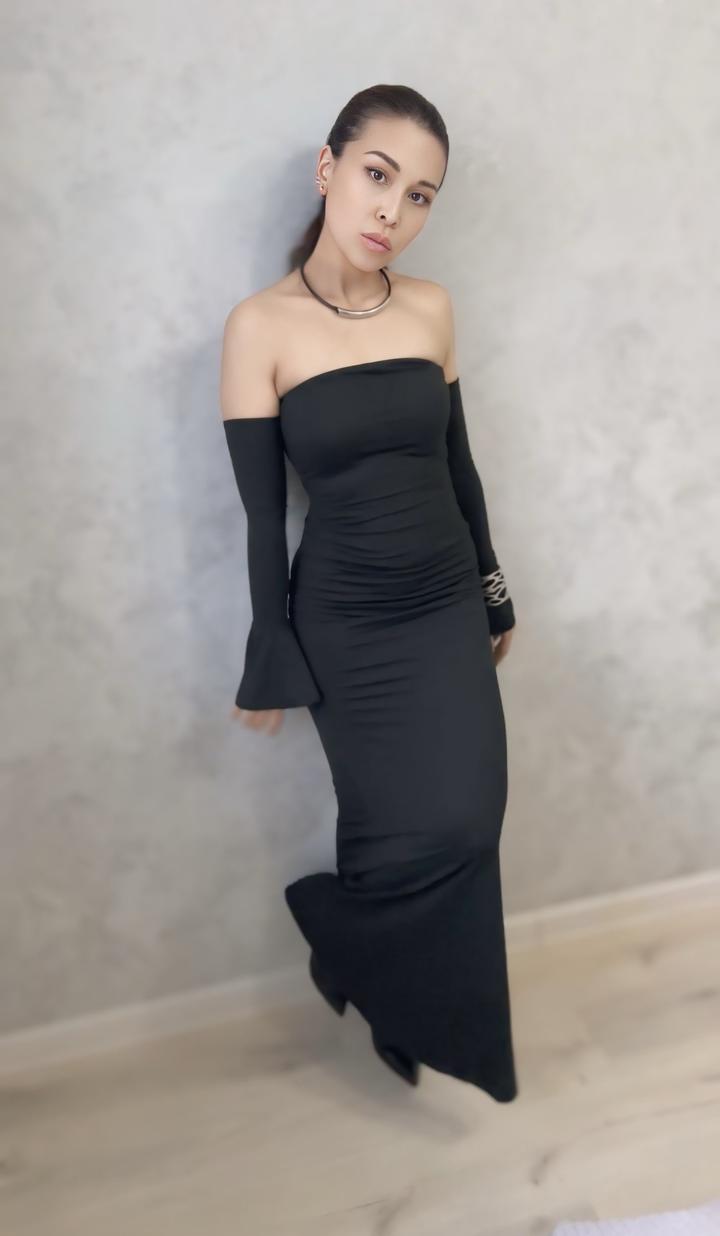 Изысканное длинное черное платье