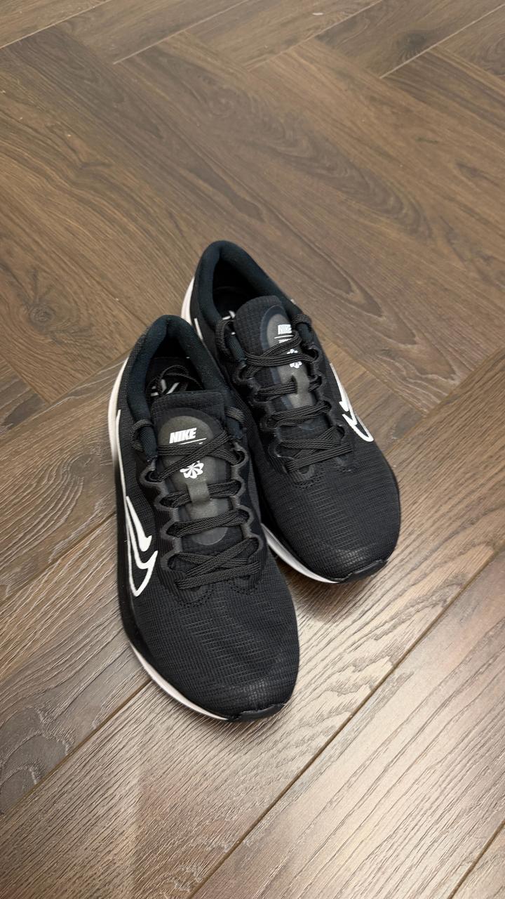 Кроссовки Nike оригинал 37.5 размер