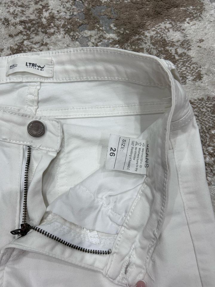 Джинсы белые