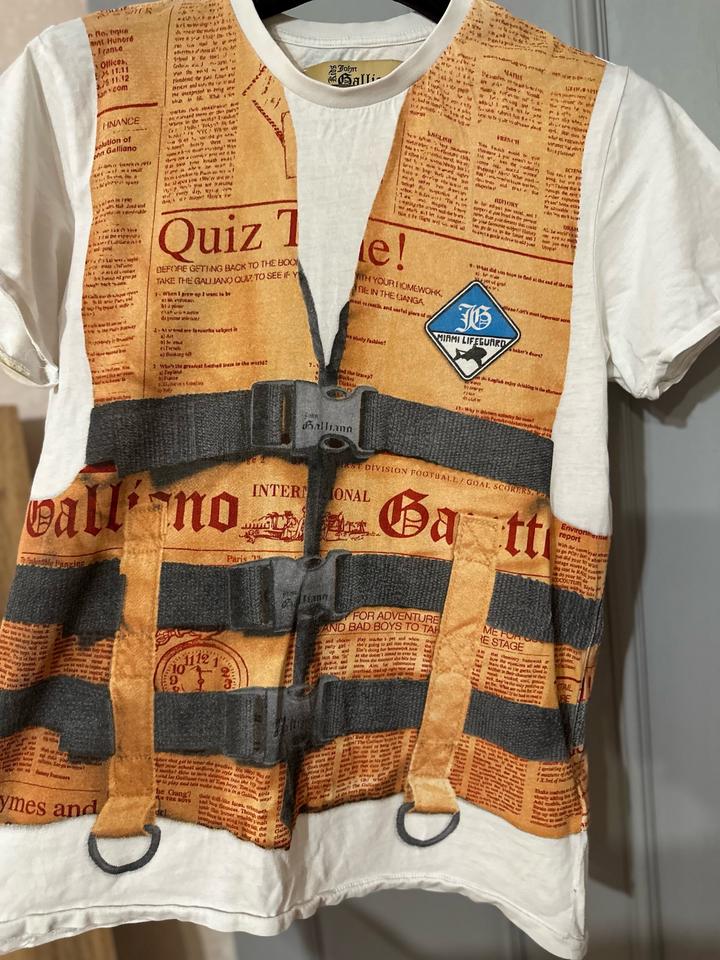 Винтажная футболка John Galliano с эффектным дизайнерским принтом