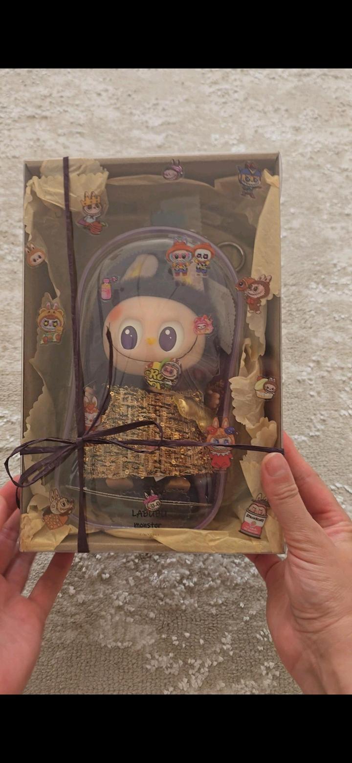 Лабубу фиолетовый в золотистом платье