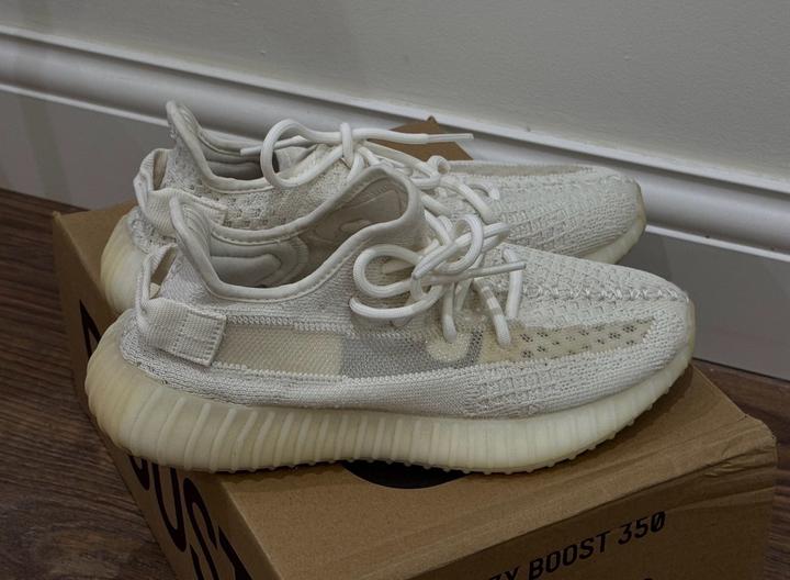 Кроссовки yezzy Adidas