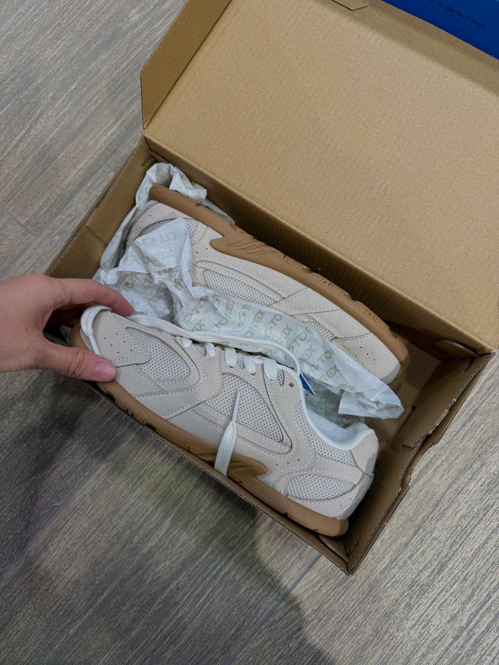 Женские кроссовки