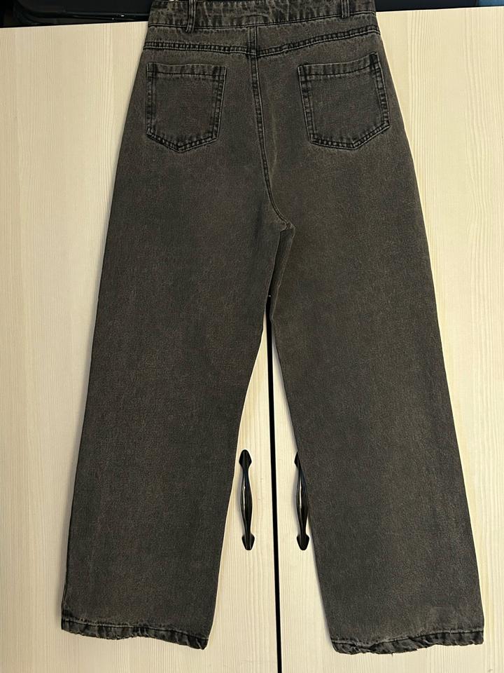 серые джинсы