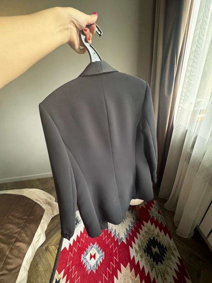 Элегантный черный брючный костюм Claudie Pierlot Paris.