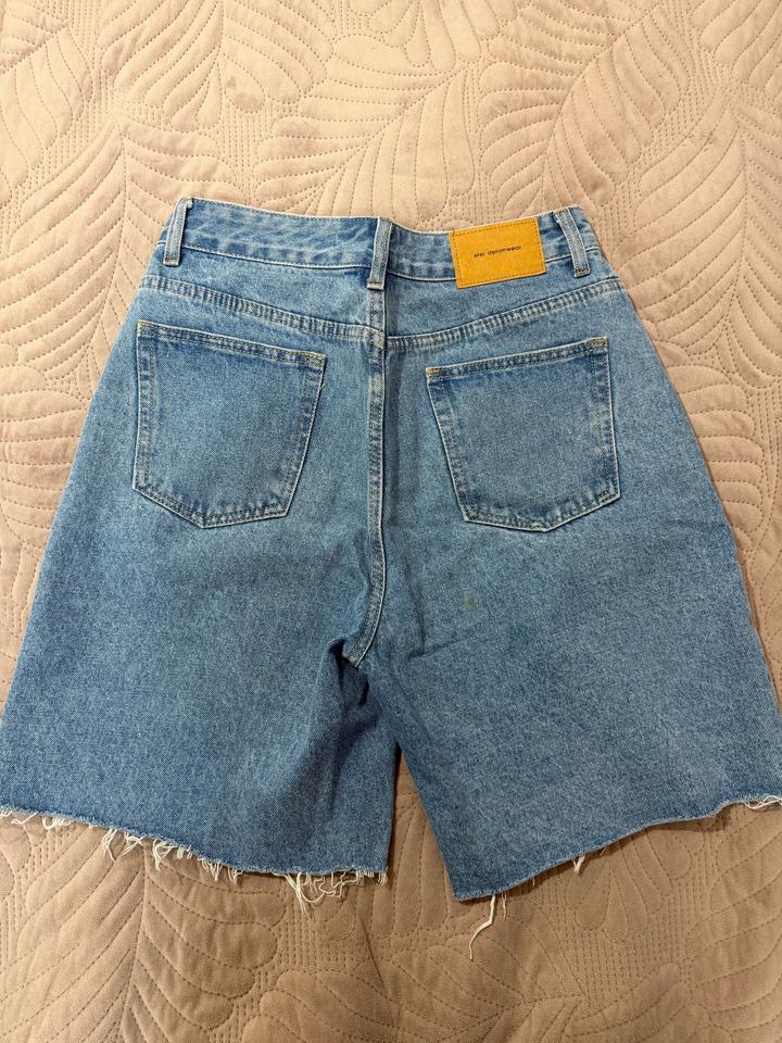 голубые шорты