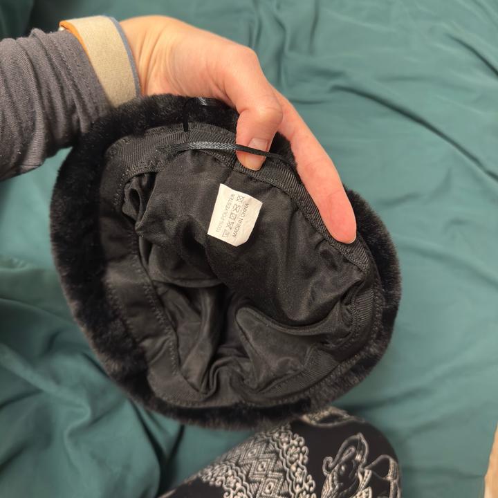 Пушистая бини шапка