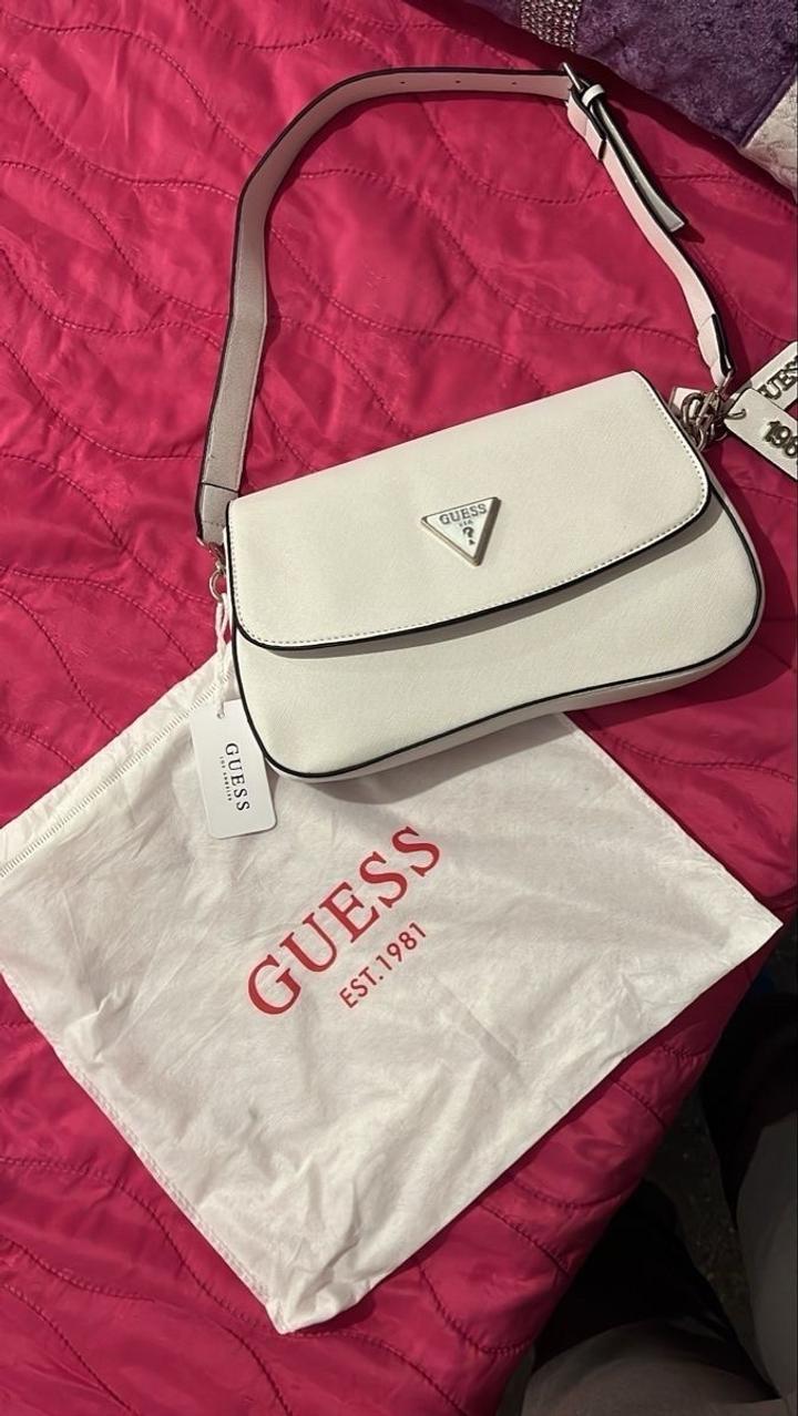 Новая малышка Guess есть 2 штук