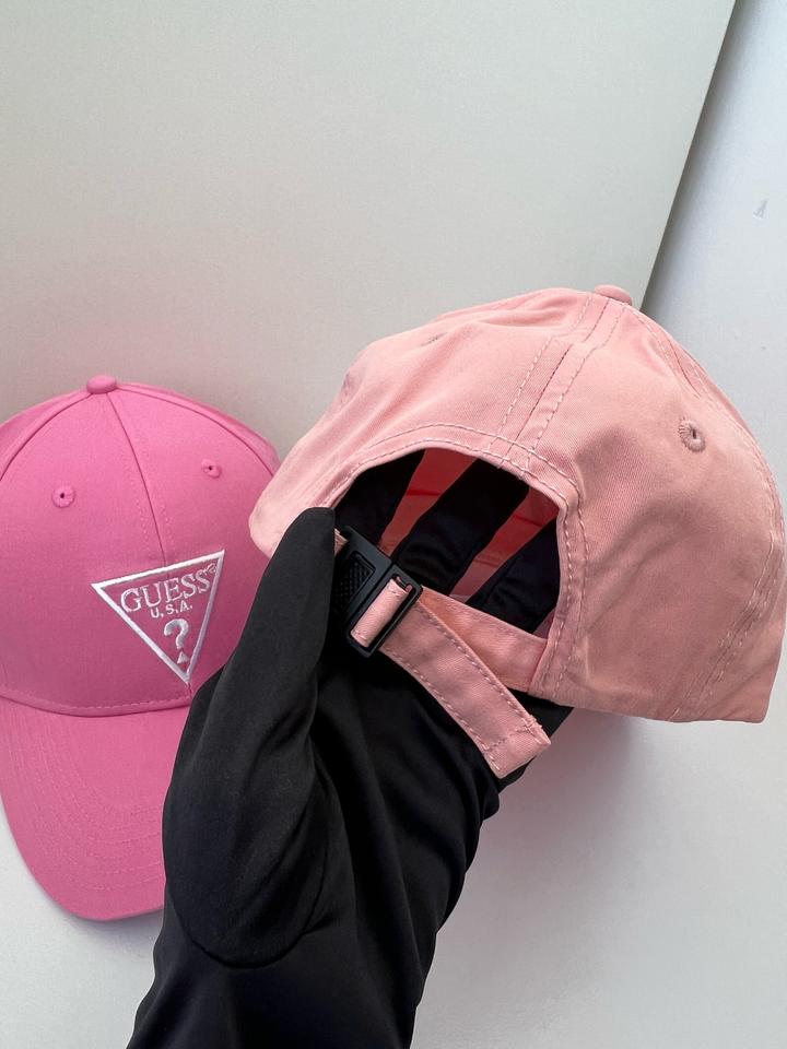 Кепки от бренда GUESS