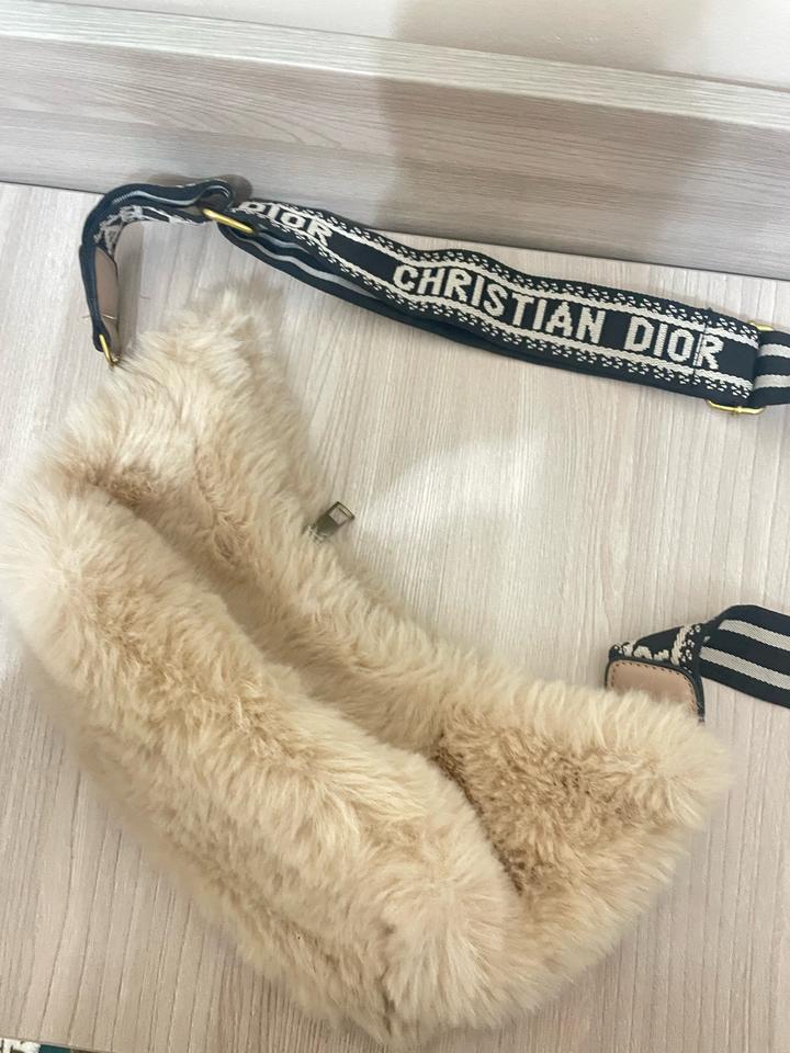 пушистая сумка через плечо (в стиле Dior)