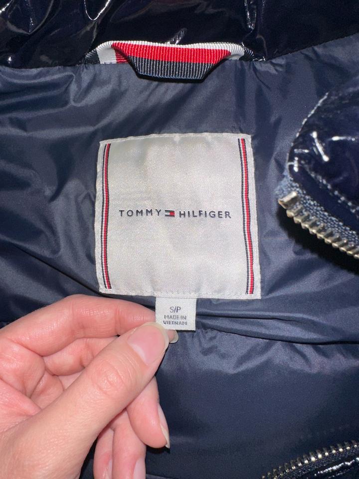 Темно синий зимний пуховик Tommy Hilfiger