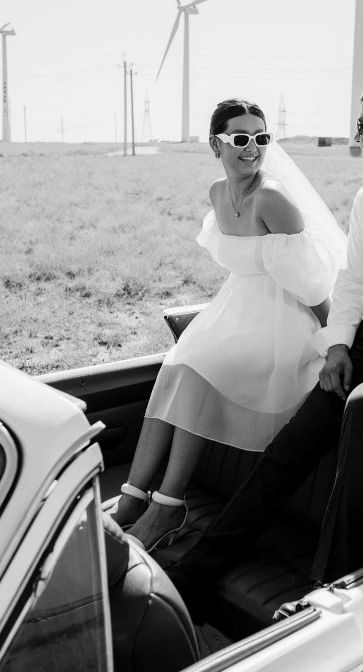 Свадебное платье короткое с открытыми плечами