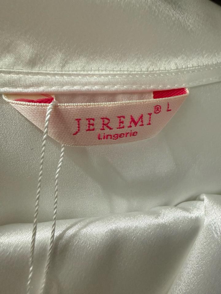 Белый брючный костюм