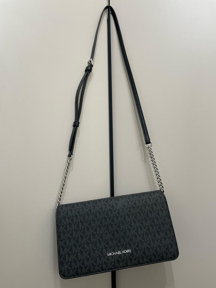 Черная сумка с серебристой фурнитурой от Michael Kors