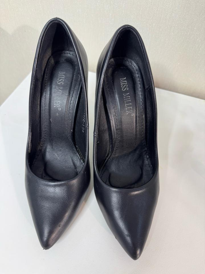 Черные туфли на высоком каблуке