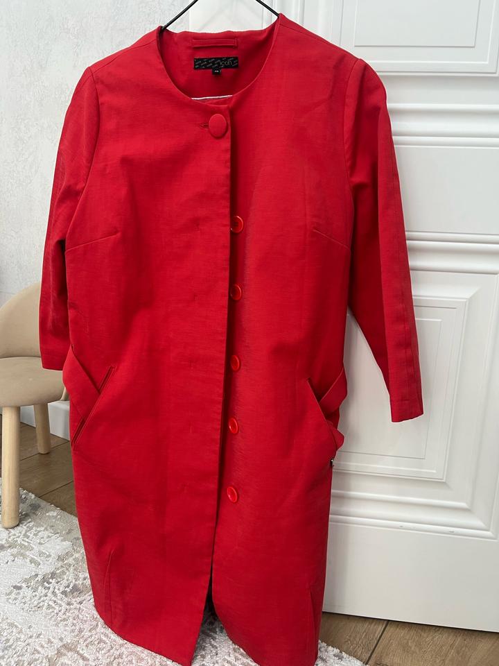 красный удлиленный жакет
