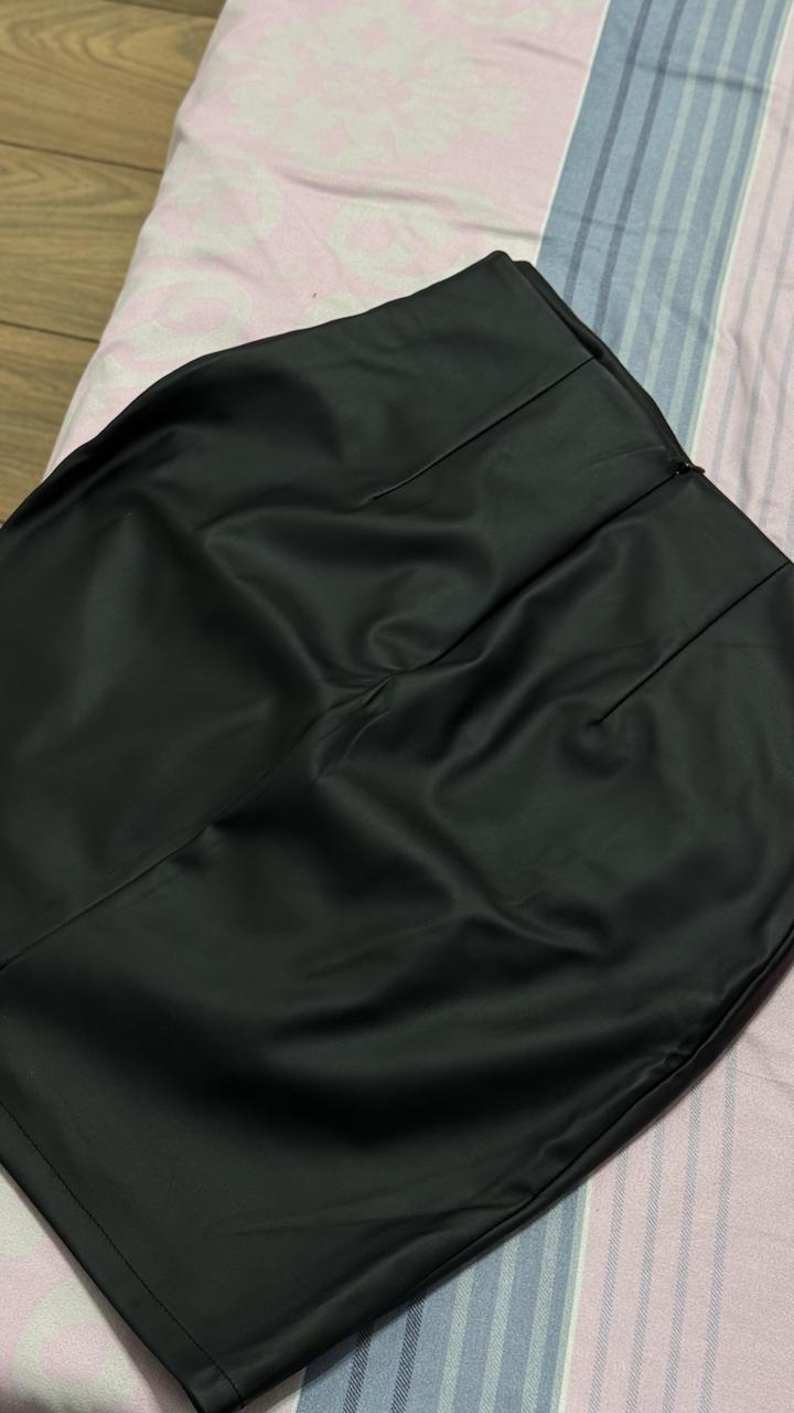 Черная кожаная юбка