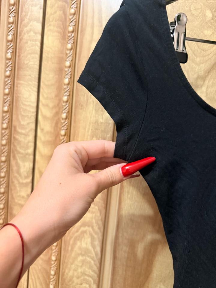 Тонкая чёрная футболка Bershka