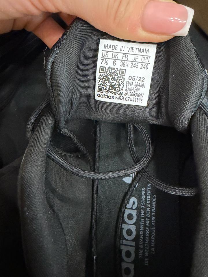 кроссовки — модель Adidas Originals Ozeliа