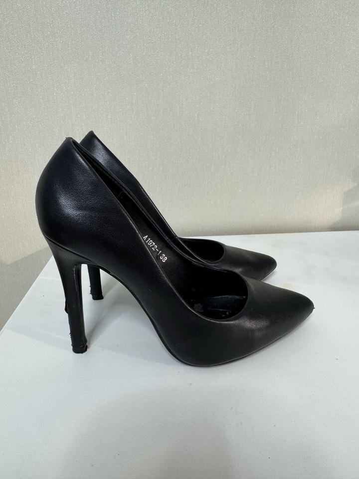 Черные туфли на высоком каблуке