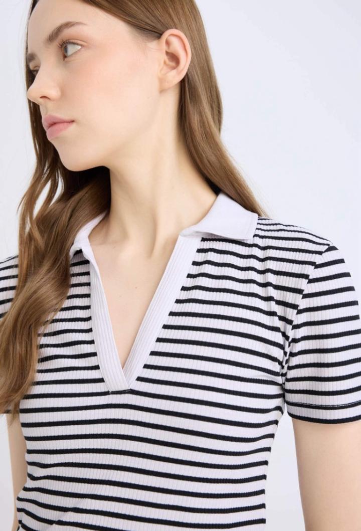 Женская футболка поло от DeFacto