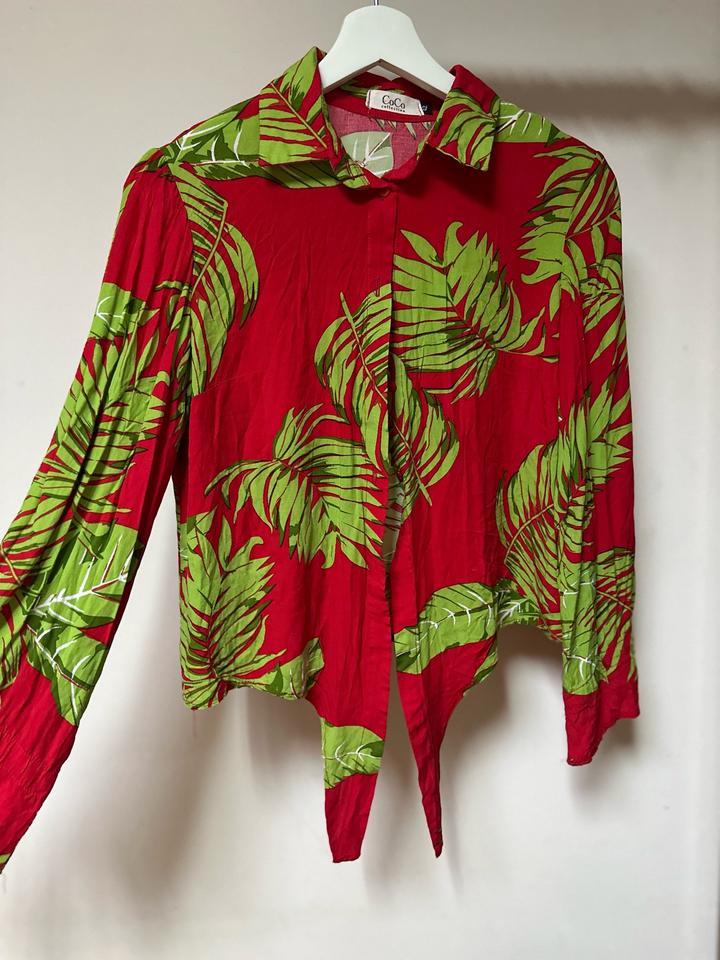 Яркая рубашка в тропическом стиле