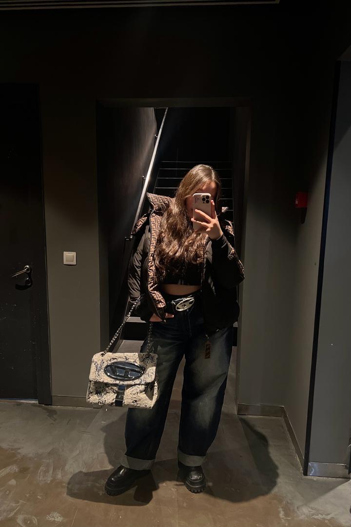 Темно синие джинсы